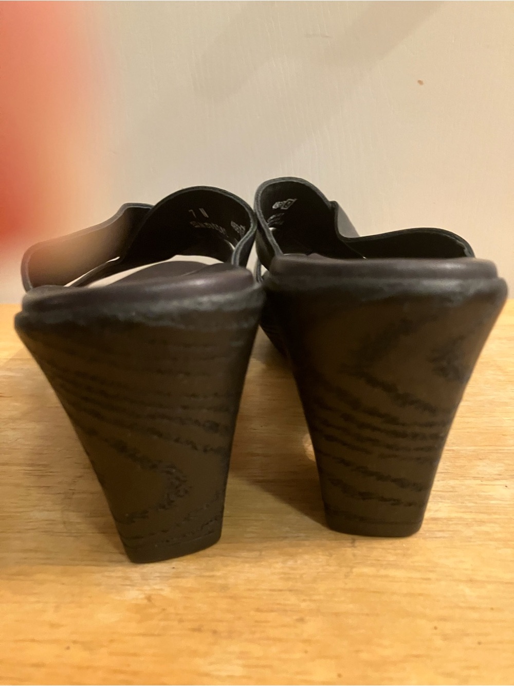 Munro Black Leather Crisscross Slide Sandals - Picture 7 of 7